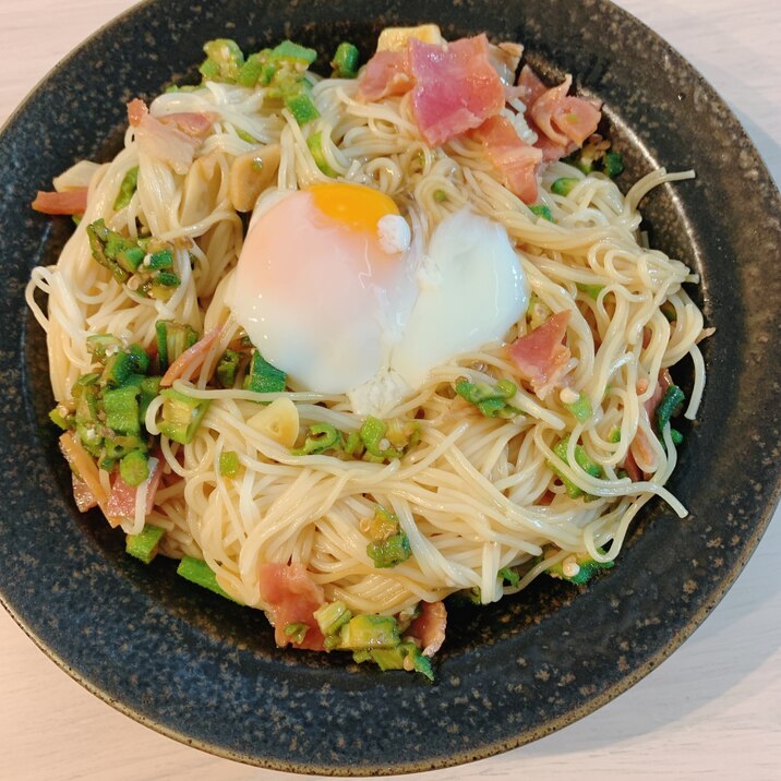 おくらとベーコンのそうめんチャンプル〜温泉卵乗せ〜